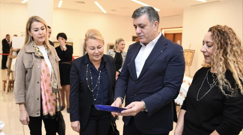 Demet Sabancı’dan Esenyurt Üreten Kadınların Sergisine Ziyaret Demet Sabancı’dan Esenyurt Üreten Kadınların Sergisine Ziyaret